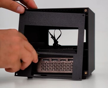 Widok z tyłu ITG Cube pokazujący porty mini PC, złącze OCuLink i wyjścia karty graficznej RTX 4060