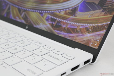 Pokrywa otwarta do maksymalnego kąta tylko ~130 stopni