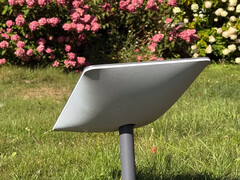 Standardowa antena Starlink na trawniku. (Źródło zdjęcia: Rose/X)