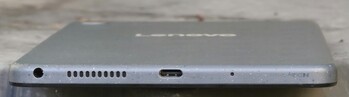 dolna część obudowy (gniazdo 3,5 mm, głośnik, port USB, mikrofon)