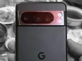 Praktyczne zdjęcia na żywo Google Pixel 8 Pro wyciekły przed premierą 4 października. (Źródło obrazu: Facebook - edytowane)