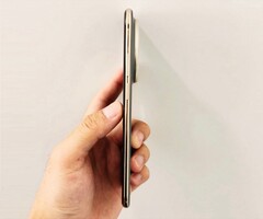 Huawei Mate 70 Air jest o około jeden milimetr grubszy niż Apple iPhone Air. (Źródło zdjęcia: @Rodent950)