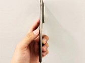 Huawei Mate 70 Air jest o około jeden milimetr grubszy niż Apple iPhone Air. (Źródło zdjęcia: @Rodent950)