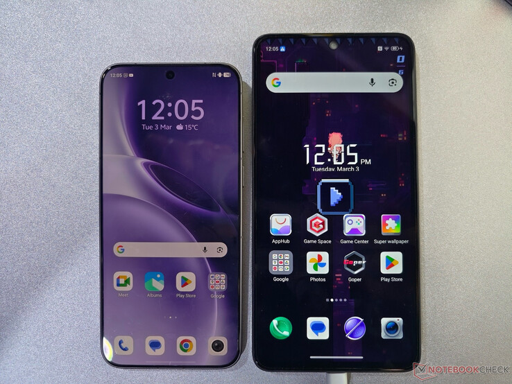 Nubia Neo 5 Max obok Vivo X300 Pro, od prawej do lewej.