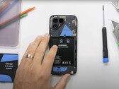 Fairphone 5 jest łatwy w demontażu. Części zamienne są również przystępne cenowo. (Źródło obrazu: JerryRigEverything)