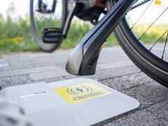 Bezprzewodowa ładowarka do rowerów elektrycznych Compact Tiler (na zdjęciu) została zaprezentowana na targach Eurobike 2025. (Źródło zdjęcia: Tiler)