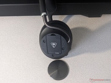 Pokazano wymianę baterii Turtle Beach Stealth Pro II