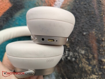 Po lewej: gniazdo audio i USB-C