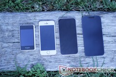 T1 Mini (po lewej) w porównaniu do (w kolejności) iPhone'a 5/iPhone'a SE (1. generacji), iPhone'a 13 Mini i iPhone'a 13.