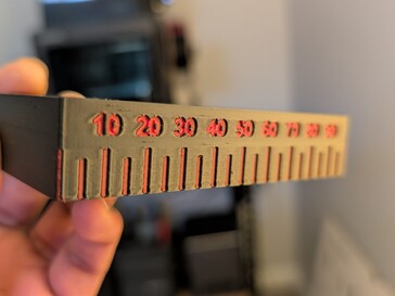 Narzędzie Mini Square w kolorze czarnym i czerwonym PLA.