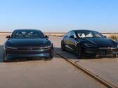 Ostateczne starcie elektrycznych dedan: Lucid Air za 250 000 dolarów walczy z Teslą Model S Plaid za 111 000 dolarów. (Źródło zdjęcia: Edmunds Cars via YouTube)