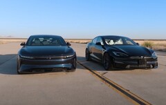 Ostateczne starcie elektrycznych dedan: Lucid Air za 250 000 dolarów walczy z Teslą Model S Plaid za 111 000 dolarów. (Źródło zdjęcia: Edmunds Cars via YouTube)