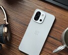 OnePlus 13T ma tylko dwie tylne kamery, ale może się to zmienić w 15T. (Źródło obrazu: Flying Bun na Weibo)