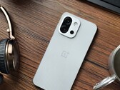 OnePlus 13T ma tylko dwie tylne kamery, ale może się to zmienić w 15T. (Źródło obrazu: Flying Bun na Weibo)