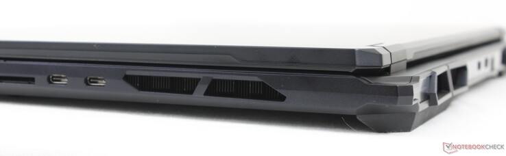 Po prawej stronie: Czytnik SD, 2x USB-C Thunderbolt 4 z DisplayPort + Power Delivery