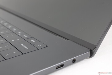 W nowej konstrukcji zrezygnowano z przycisku zasilania obsługiwanego odciskiem palca