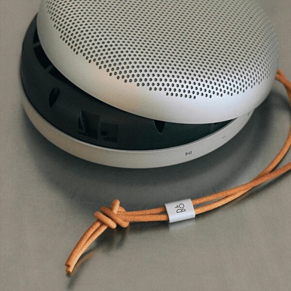 Bang & Olufsen Beosound A1 3rd Gen ma (niewymienialną przez użytkownika) baterię. (Źródło zdjęcia: Bang & Olufsen)