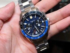 Niebieski zegarek Casio Oceanus OCW-P3000 przedstawiony z przodu, z uwydatnieniem szczegółowej tarczy i dwukolorowej ceramicznej ramki.