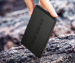 Power Bank S firmy Core jest niemal tak samo cienki jak Apple iPhone Air.