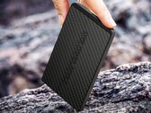 Power Bank S firmy Core jest niemal tak samo cienki jak Apple iPhone Air.