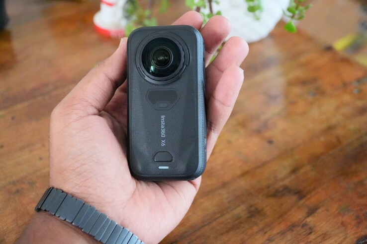 Insta360 X6 charakteryzuje się kompaktową konstrukcją