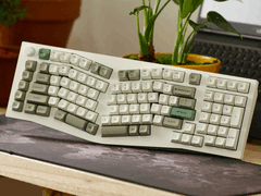 Keychron Q13 Max to jedna z klawiatur bezprzewodowych, które otrzymały nowe oprogramowanie układowe ze zaktualizowanymi opcjami łączności bezprzewodowej i RGB
