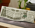 Keychron Q13 Max to jedna z klawiatur bezprzewodowych, które otrzymały nowe oprogramowanie układowe ze zaktualizowanymi opcjami łączności bezprzewodowej i RGB