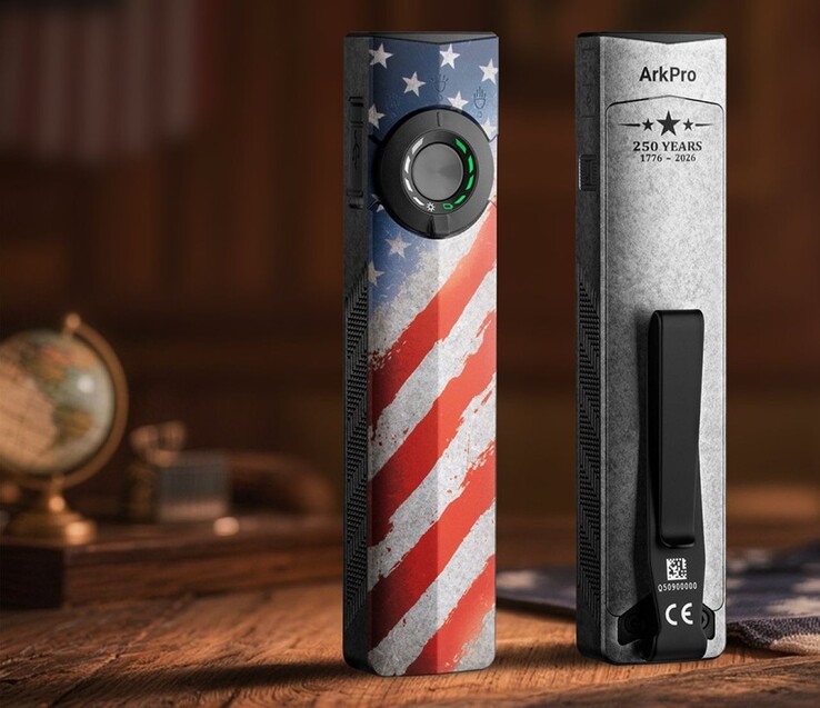 Latarka Olight ArkPro w wersji „Stars & Stripes Edition” posiada z przodu przełącznik obsługiwany kciukiem z trzypozycyjnym pokrętłem wyboru trybu pracy, a z tyłu metalowy klips do przypinania do kieszeni.