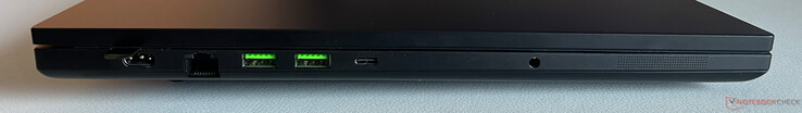 Po lewej: ładowarka, Ethernet 2,5 GB/s, 2x USB-A 3.2 Gen.2 (10 Gbit/s), USB-C 4.0 z Thunderbolt 4 (40 GBit/s, DisplayPort 2.1 przez iGPU, Power Delivery 3.0), gniazdo audio 3,5 mm