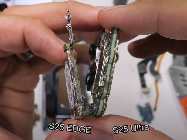 Płyta główna Galaxy S25 Edge jest znacznie cieńsza niż ta w Galaxy S25 Ultra. (Źródło zdjęcia: JerryRigEverything)