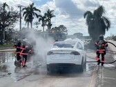 Płonące EV jak Tesla Model X widoczne na tym zdjęciu mogą być trudne do ugaszenia (Image: Jimmy Patronis)