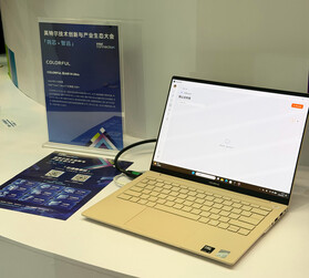 Laptop z innej perspektywy