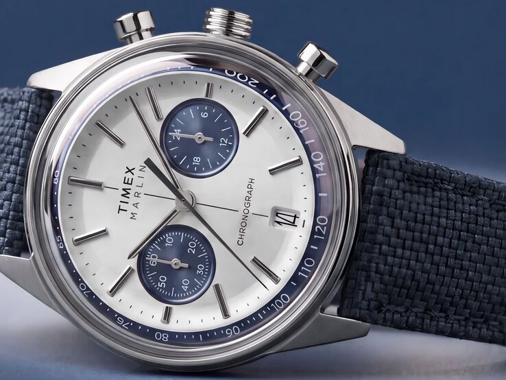 Timex Marlin Jet Chronograph sfotografowany na ciemnym tle, z widocznym wypukłym szkłem, pierścieniem tachymetru, wklęsłą tarczą, subtarczami chronografu i retrofuturystycznym wzornictwem koperty.