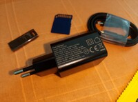 Ładowarka i kabel, karta SD i pamięć USB do skalowania (źródło obrazu: Sergey Tarasov - Notebookcheck)