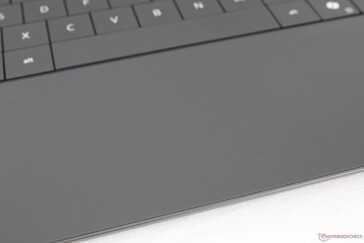 Clickpad jest przestronny, ale wrażenia dotykowe są słabe i zbyt czułe