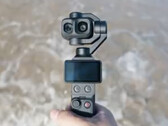 Zbliżenie na DJI Osmo Pocket 4P z dwoma obiektywami kamery.