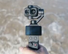 Zbliżenie na DJI Osmo Pocket 4P z dwoma obiektywami kamery.