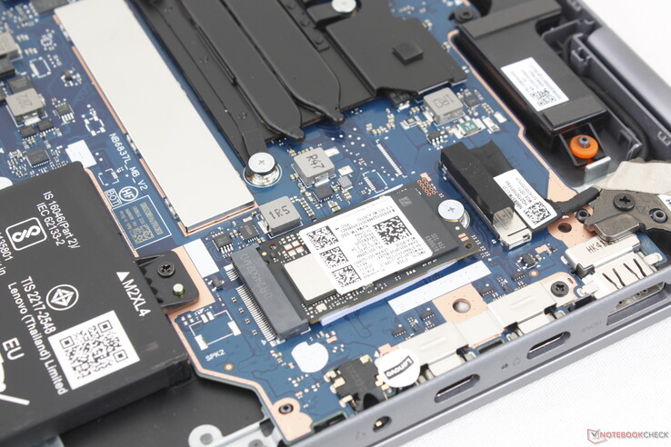 Obsługuje tylko jeden dysk SSD M.2 2242