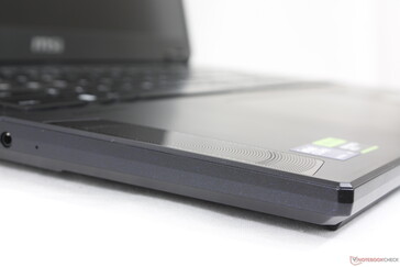 Zewnętrzna konstrukcja pozbawiona jest ekscentrycznych diod LED RGB znanych z wielu innych modeli MSI