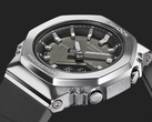 Casio G-Shock GMS2110-1A1 z metalowym bezelem, na zdjęciu na ciemnym tle. (Źródło zdjęcia: Casio)