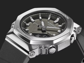 Casio G-Shock GMS2110-1A1 z metalowym bezelem, na zdjęciu na ciemnym tle. (Źródło zdjęcia: Casio)