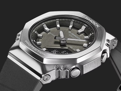 Casio G-Shock GMS2110-1A1 z metalowym bezelem, na zdjęciu na ciemnym tle. (Źródło zdjęcia: Casio)