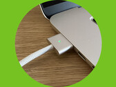 Świat Windows wciąż nie ma odpowiedzi na złącze MagSafe, wprowadzone po raz pierwszy przez Apple w latach 00. (Źródło obrazu: Notebookcheck - edytowane)