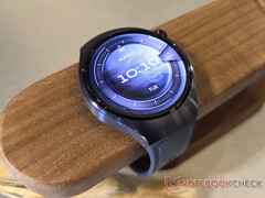 Huawei Watch 5 zaczyna się od 449 euro w UE. Na zdjęciu: smartwatch w kolorze fioletowym (źródło zdjęcia: Notebookcheck)