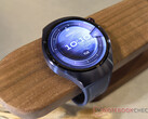 Huawei Watch 5 zaczyna się od 449 euro w UE. Na zdjęciu: smartwatch w kolorze fioletowym (źródło zdjęcia: Notebookcheck)