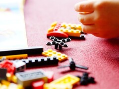 Obraz przedstawiający klocki LEGO na czerwonym dywanie (źródło obrazu: Efraimstochter - Pixabays)