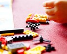 Obraz przedstawiający klocki LEGO na czerwonym dywanie (źródło obrazu: Efraimstochter - Pixabays)