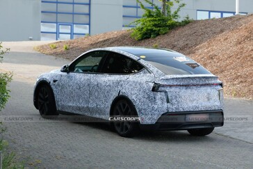 Testy wydajności nowego Tesla Model Y 2026 na torze wyścigowym Nürburgring w Niemczech.