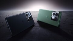 OnePlus 10 Pro, wprowadzony na rynek w 2022 roku, posiadał moduł aparatu w kształcie kwadratu. (Źródło zdjęcia: OnePlus)