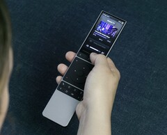 Remote 3 steruje inteligentnymi telewizorami, a także inteligentnymi urządzeniami domowymi. (Zdjęcie: Unfolded Circle)